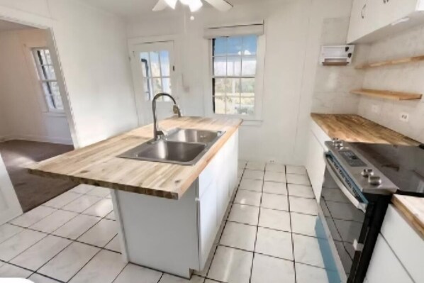 Micro-ondes, four, plaque de cuisson