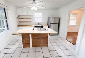 Micro-ondes, four, plaque de cuisson