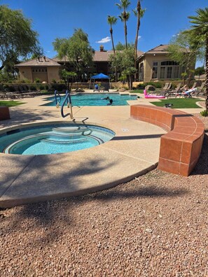 Lämmitetty uima-allas