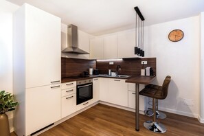 Réfrigérateur, four, plaque de cuisson, cafetière/bouilloire
