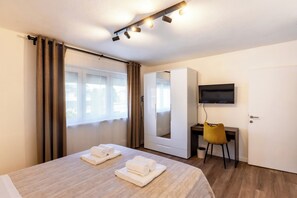 2 chambres, coffres-forts dans les chambres, bureau