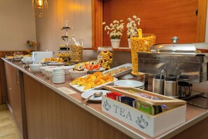 Free daily buffet breakfast - Apart Hotel Rivadavia 815 (Neuquén)
