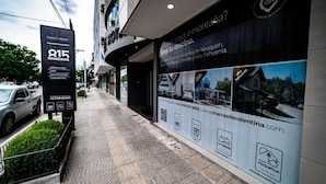 Un hotel con un anuncio exterior grande que muestra diversas imágenes de la propiedad y sus servicios.