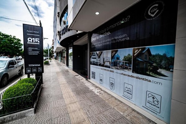 Front of property - Apart Hotel Rivadavia 815 (Neuquén)