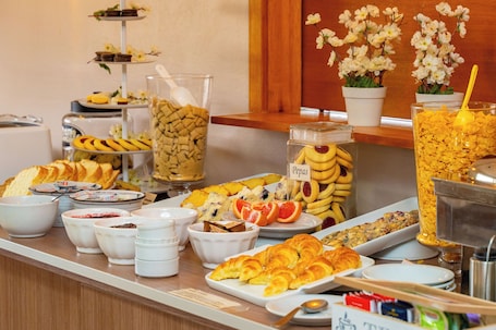 Desayuno buffet incluido todos los días. Apart Hotel Rivadavia 815