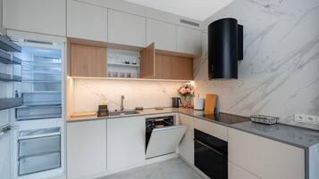 Kühlschrank, Mikrowelle, Ofen, Herdplatte