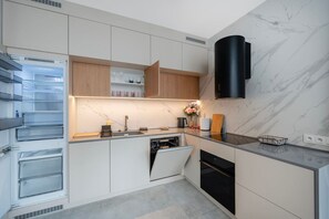 Kühlschrank, Mikrowelle, Ofen, Herdplatte