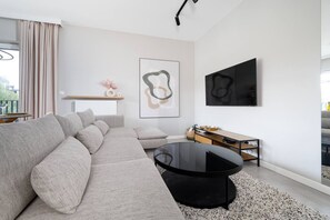 Smart TV - Łódź Prestige Suites - 50m2, Parking, Balcony (Łódź)