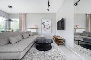 Smart TV - Łódź Prestige Suites - 50m2, Parking, Balcony (Łódź)