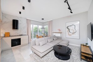 Smart TV - Łódź Prestige Suites - 50m2, Parking, Balcony (Łódź)