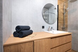 Kostenlose Toilettenartikel, Haartrockner, Handtücher