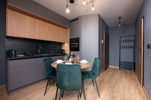 Réfrigérateur, un four, surface de cuisson, lave-vaisselle