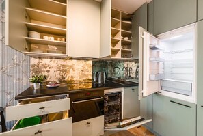 Réfrigérateur, micro-ondes, four, plaque de cuisson