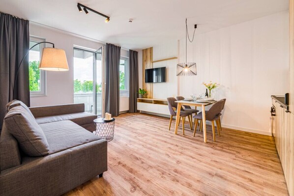 Smart TV - Partynice Apt - Parking & Balcony - by Rentujemy (Wrocław)