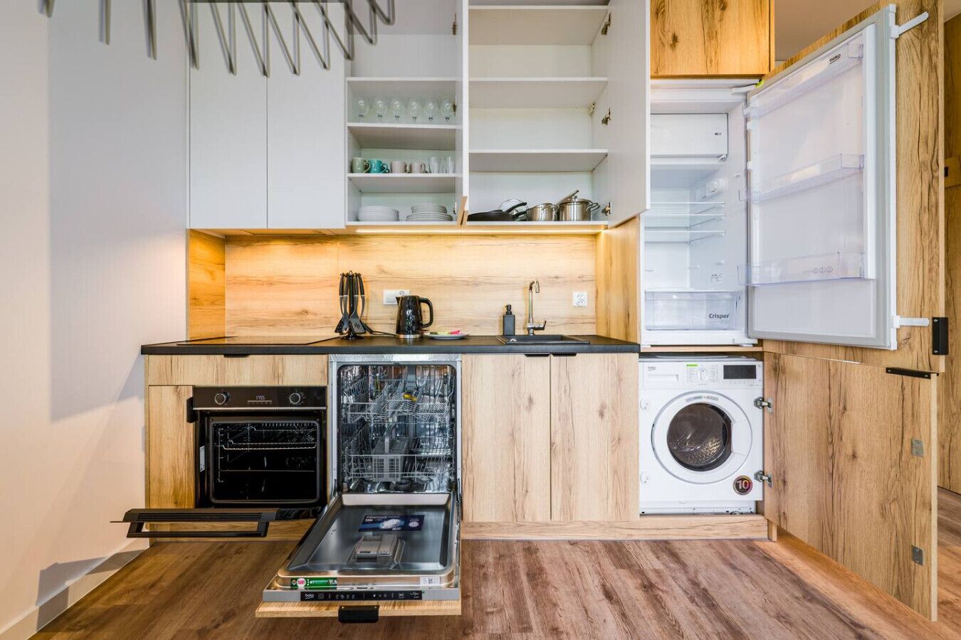 Kjøleskap, ovn, kokeplater og oppvaskmaskin