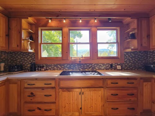 Charming 3-bedroom cabin in beautiful Boomer with AC