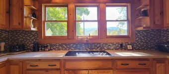 Charming 3-bedroom cabin in beautiful Boomer with AC