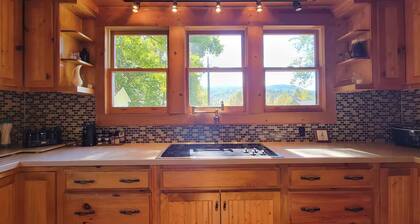 Charming 3-bedroom cabin in beautiful Boomer with AC