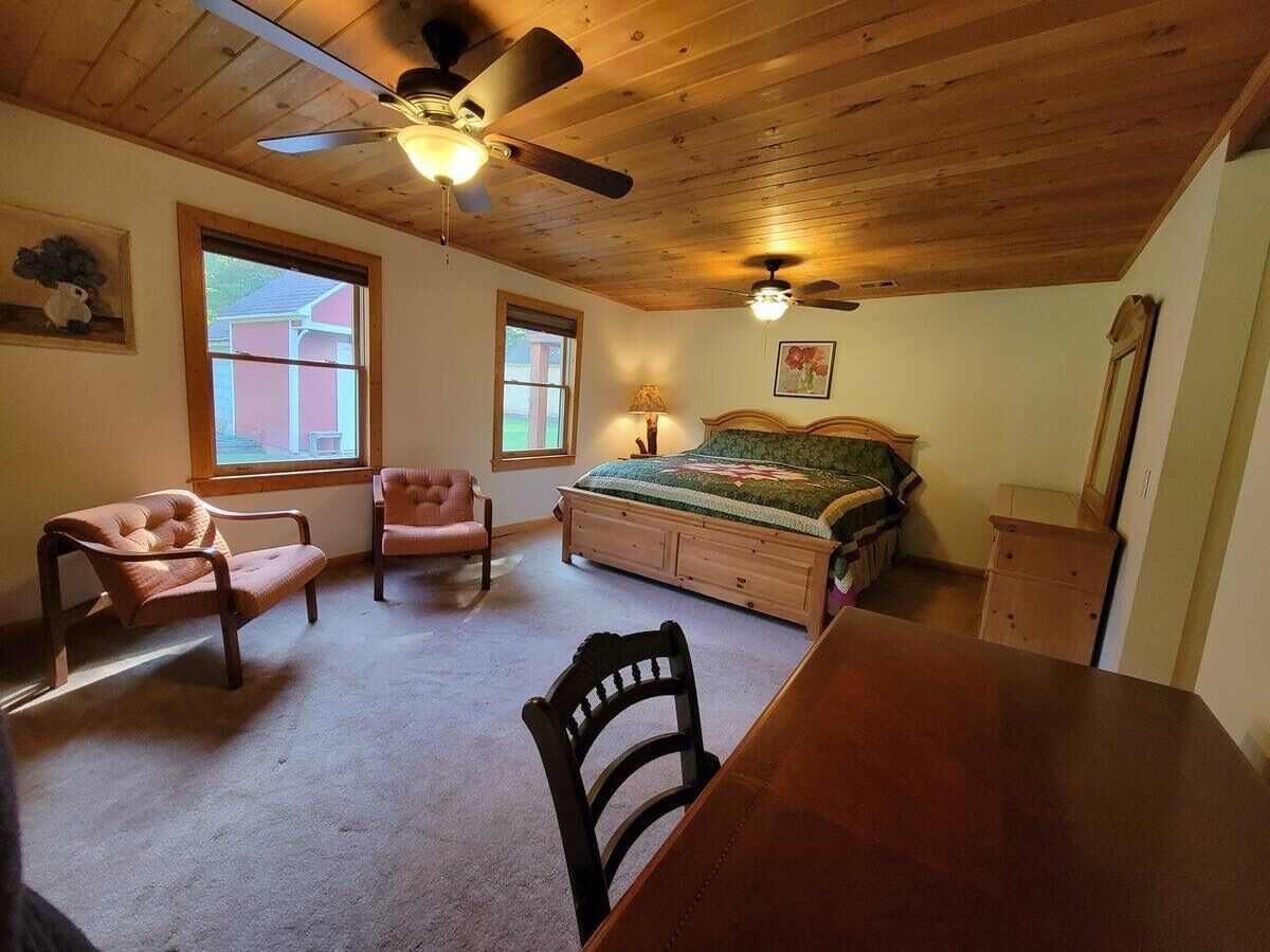 3 bedrooms, iron/ironing board, WiFi, bed sheets