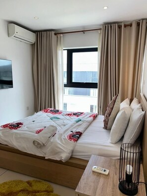 Duplex | Värdeförvaringsskåp på rummet, mörkläggningsgardiner och ljudisolering