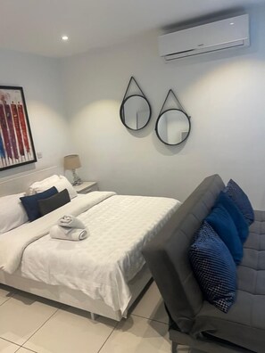Duplex | In-room safe, blackout drapes, soundproofing, iron/ironing board - premier luxury apartment (Accra)