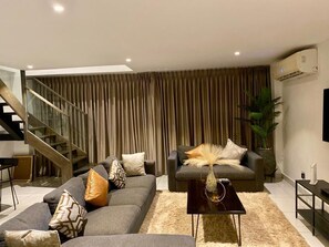 Duplex | Living area - premier luxury apartment (Accra)
