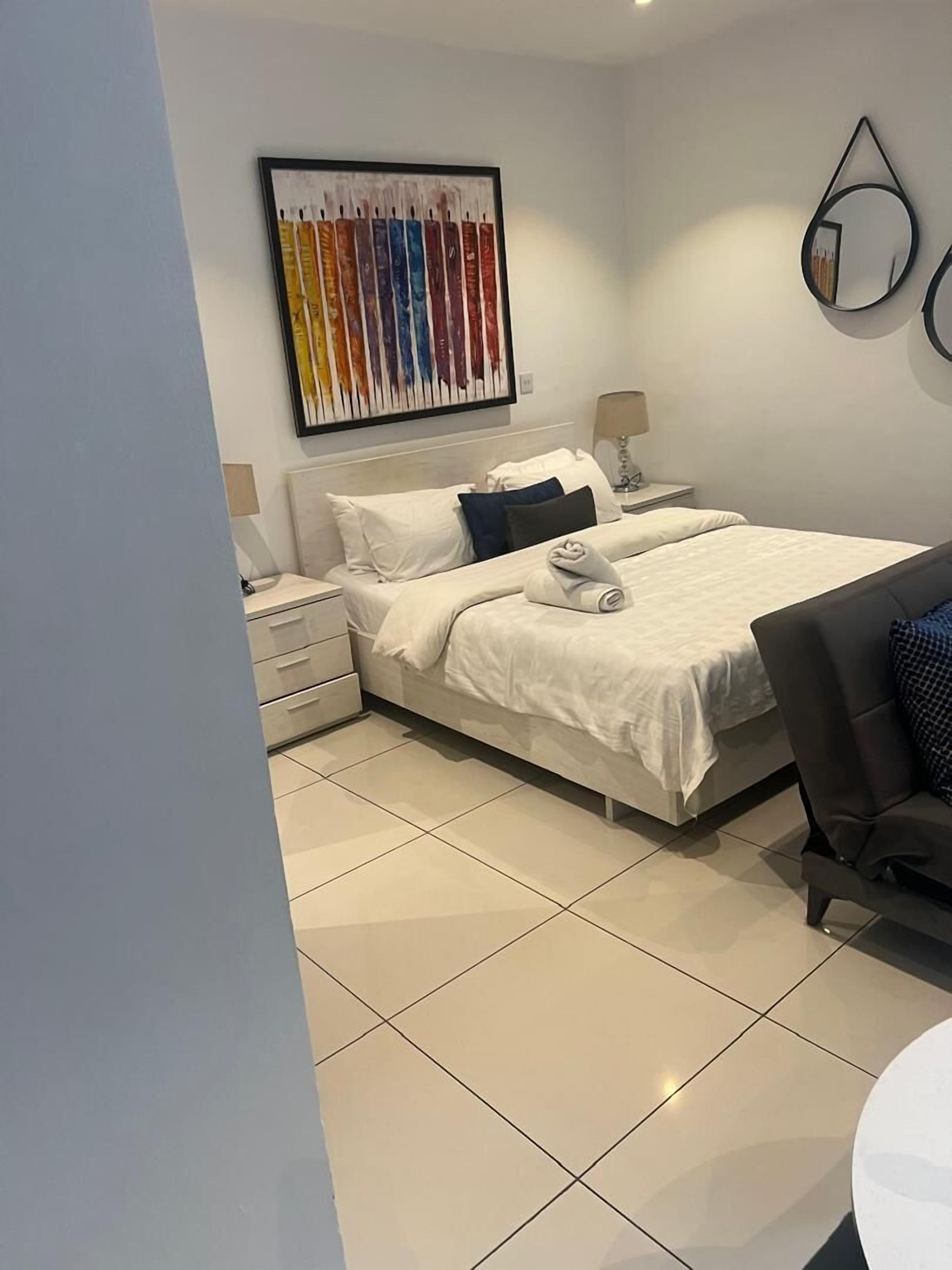 Luksus-studiosuite | Safe på rommet, blendingsgardiner, lydisolert og strykejern/-brett