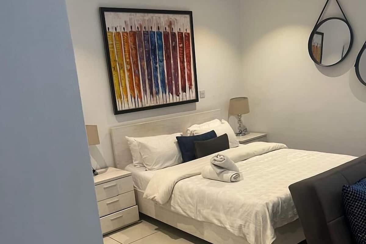 Lyxig studiosvit | Värdeförvaringsskåp på rummet, mörkläggningsgardiner och ljudisolering