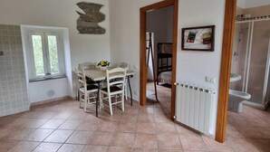 A spacious kitchen with a dining area, a large window, and a tiled floor. - Evening Rose - Dream vacation in Tuscany with private spa, near 5 Terre (Toscana)