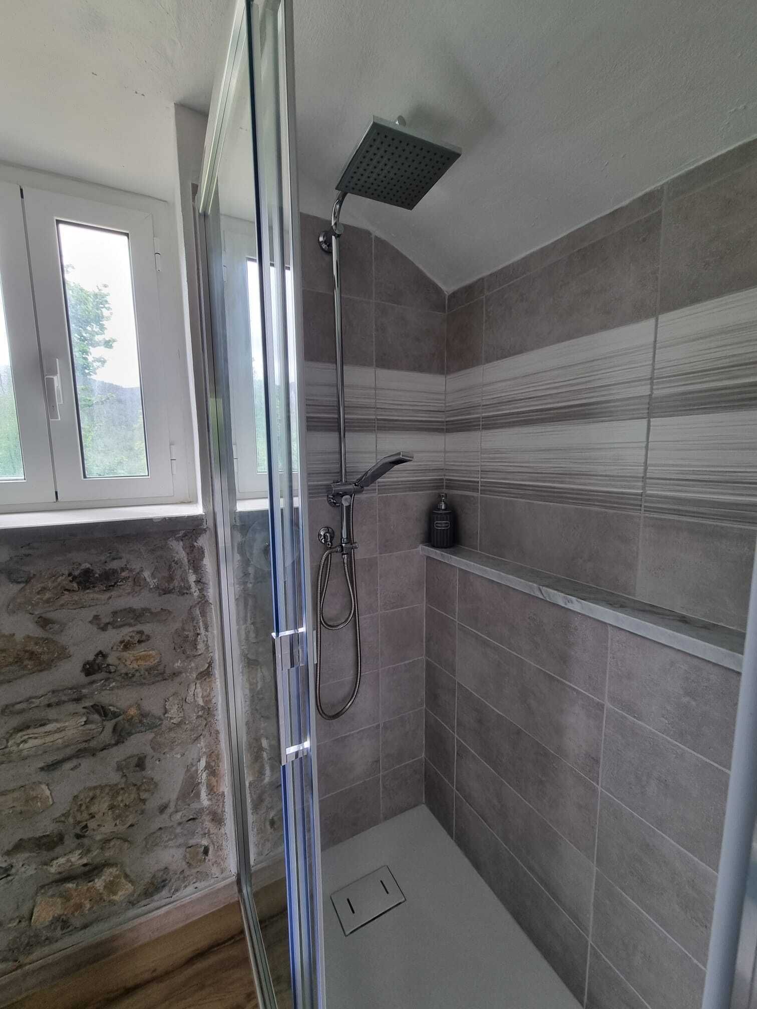 Vasca idromassaggio, asciugacapelli, bidet, asciugamani