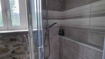 Vasca idromassaggio, asciugacapelli, bidet, asciugamani