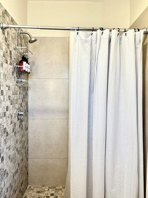 Dusche, Haartrockner, Handtücher, Shampoo