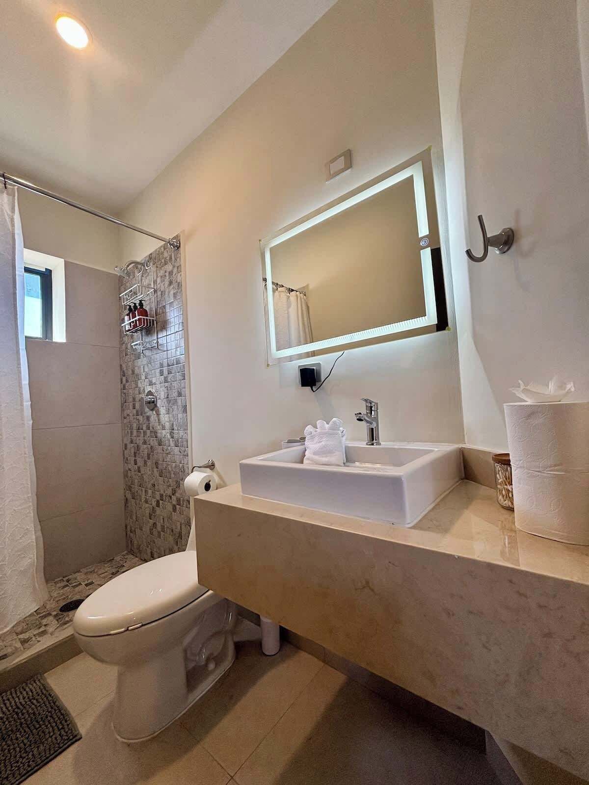 Douche, sèche-cheveux, serviettes fournies, shampoing
