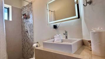 Douche, sèche-cheveux, serviettes fournies, shampoing