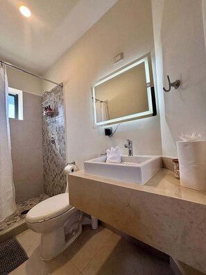 Douche, sèche-cheveux, serviettes fournies, shampoing