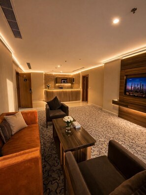 43-inch Smart TV with satellite channels, MP3 dock -  Hotel Al Shahba Al Faiha Jeddah  فندق الشهباء الفيحاء  (Jeddah)