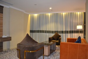 Two-Bedroom Suite | Wohnbereich | 43-Zoll-Smart-TV mit Satellitenempfang, MP3-Dockingstation