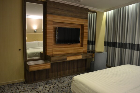 Premium bedding, down duvets, Tempur-Pedic beds, free WiFi
