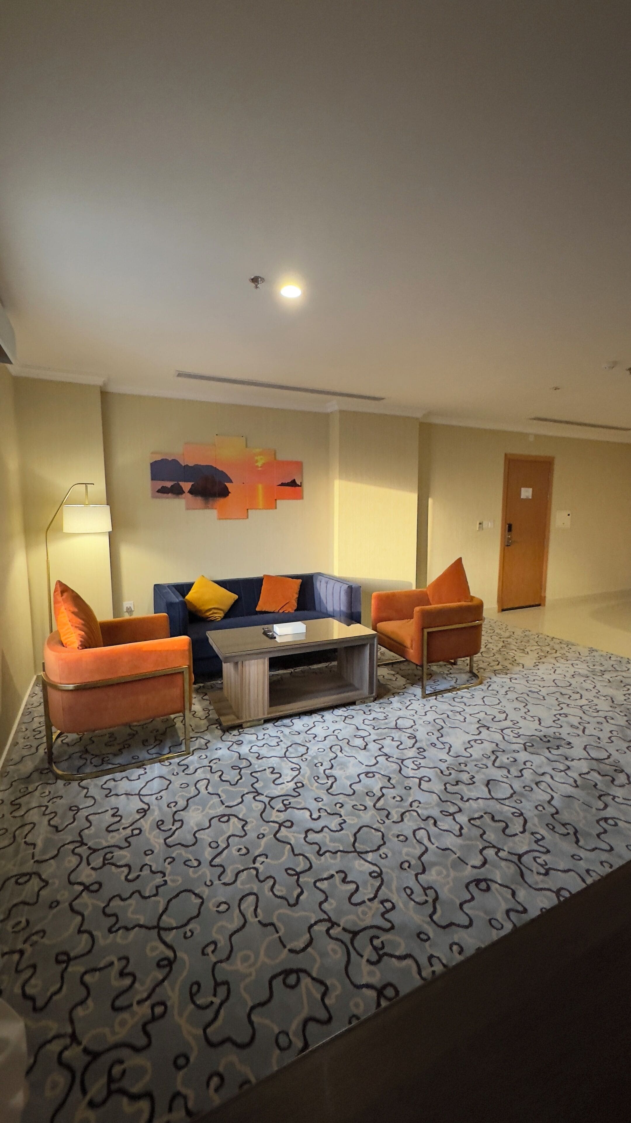 Junior Suite | Área de sala de estar | Smart TV de 43 pulgadas con canales vía satélite 