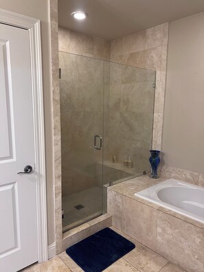 Douche, baignoire Ă jets, sĂšche-cheveux, serviettes fournies