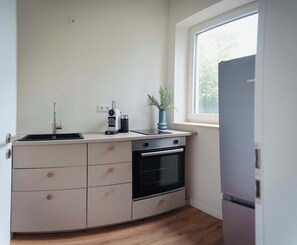 Fridge, oven, stovetop, coffee/tea maker