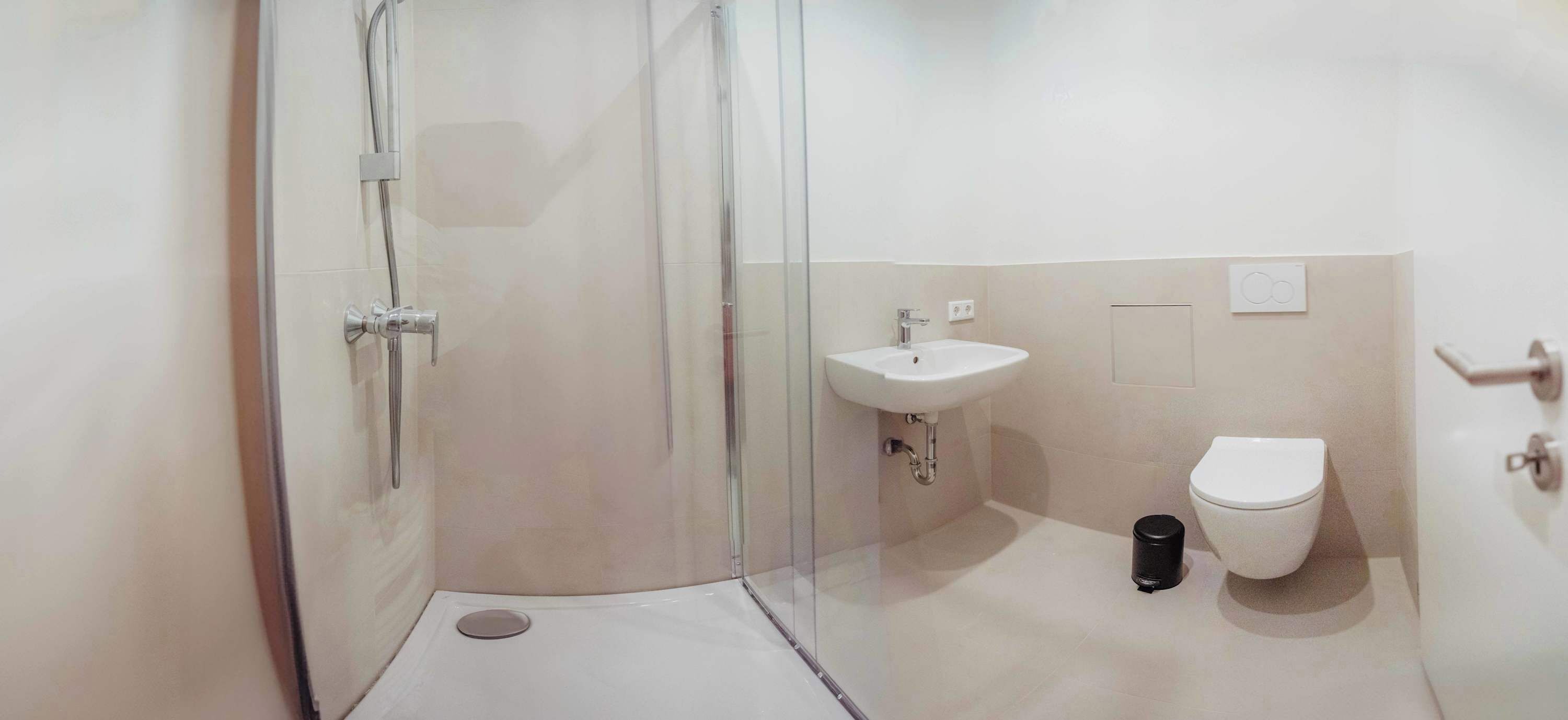 Dusche, Haartrockner, Handtücher