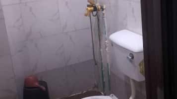 基础单人房 | 浴室 | 免费洗浴用品、肥皂、卫生纸