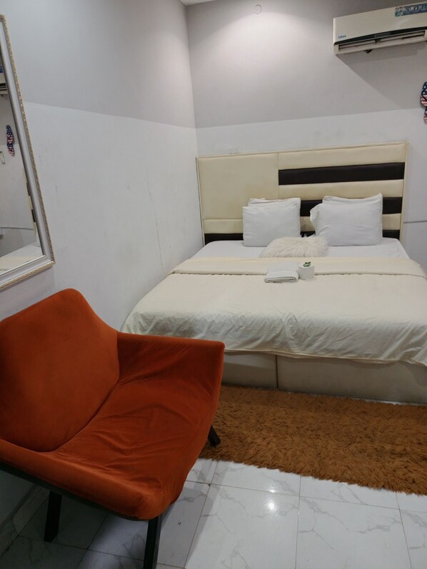 Chambre Affaires | Bureau, espace de travail pour ordinateur portable, draps fournis