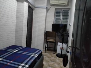 Basic enkelrum | Skrivbord, arbetsyta för laptop och sängkläder