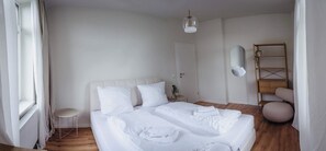 3 habitaciones, escritorio, tabla de planchar con plancha y wifi 