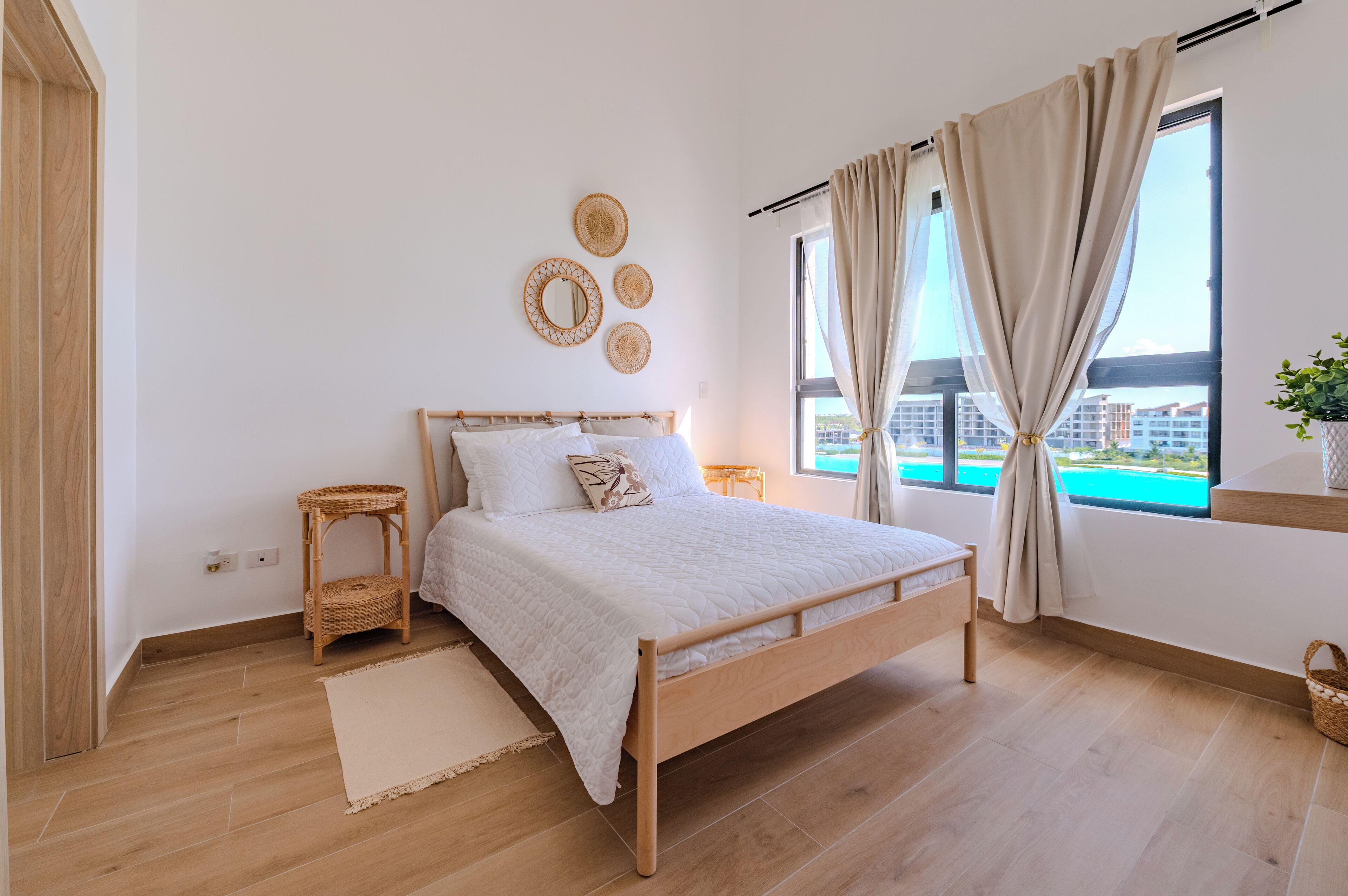3 habitaciones, tabla de planchar con plancha y cuna de viaje 