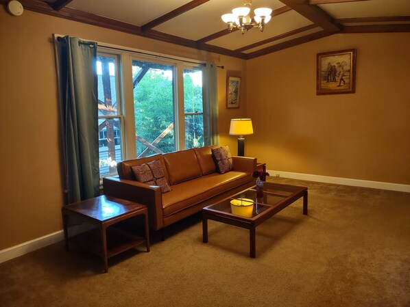 Living area - Tranquil 3 bedroom apartment in Portland (Portland)