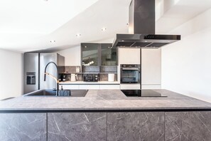 Réfrigérateur, micro-ondes, plaque de cuisson, bouilloire électrique