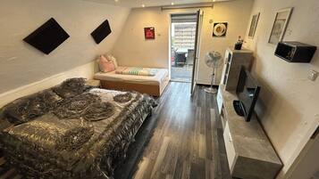 2 bedrooms, iron/ironing board, WiFi, bed sheets